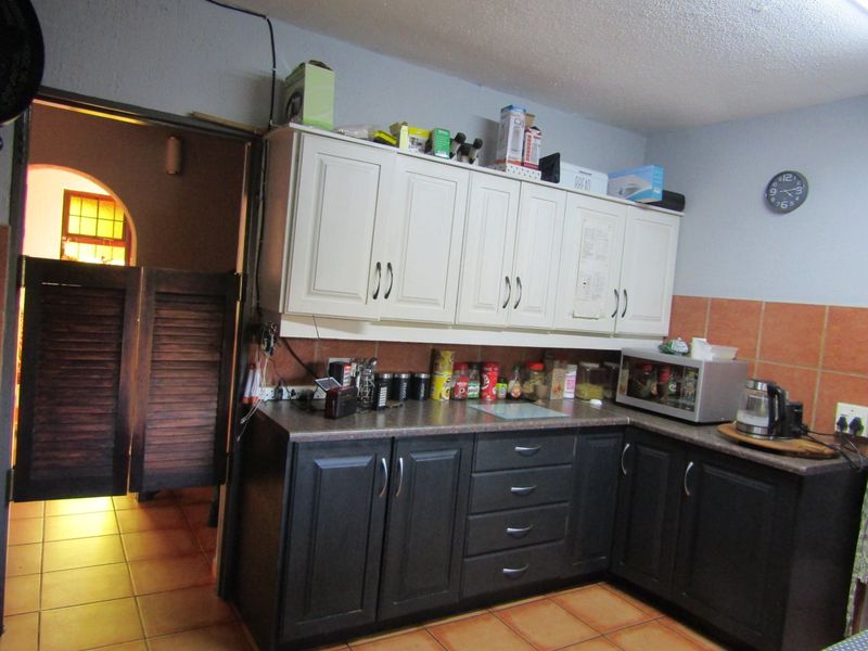 Spacious 5-Bedroom Property with Flatlet For sale in Thabazambi - Photo 2