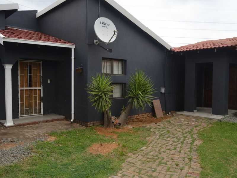 Renovated Family Home with Pool - Photo 2