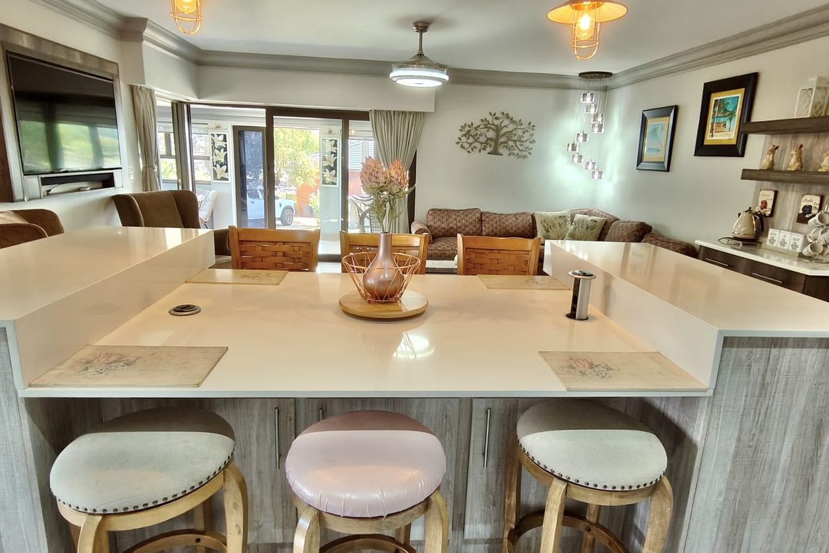 Elegant Waterfront Retreat with Luxury Living at the Vaal Dam - Photo 4