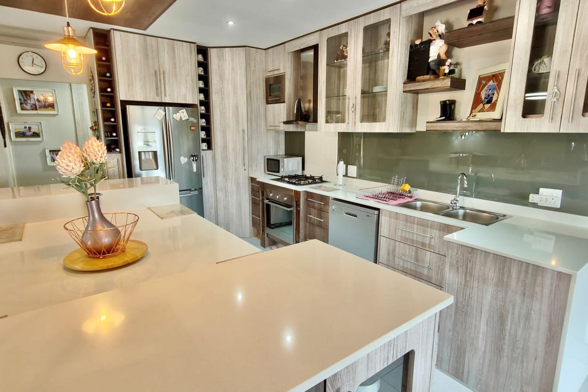 Elegant Waterfront Retreat with Luxury Living at the Vaal Dam - Photo 5