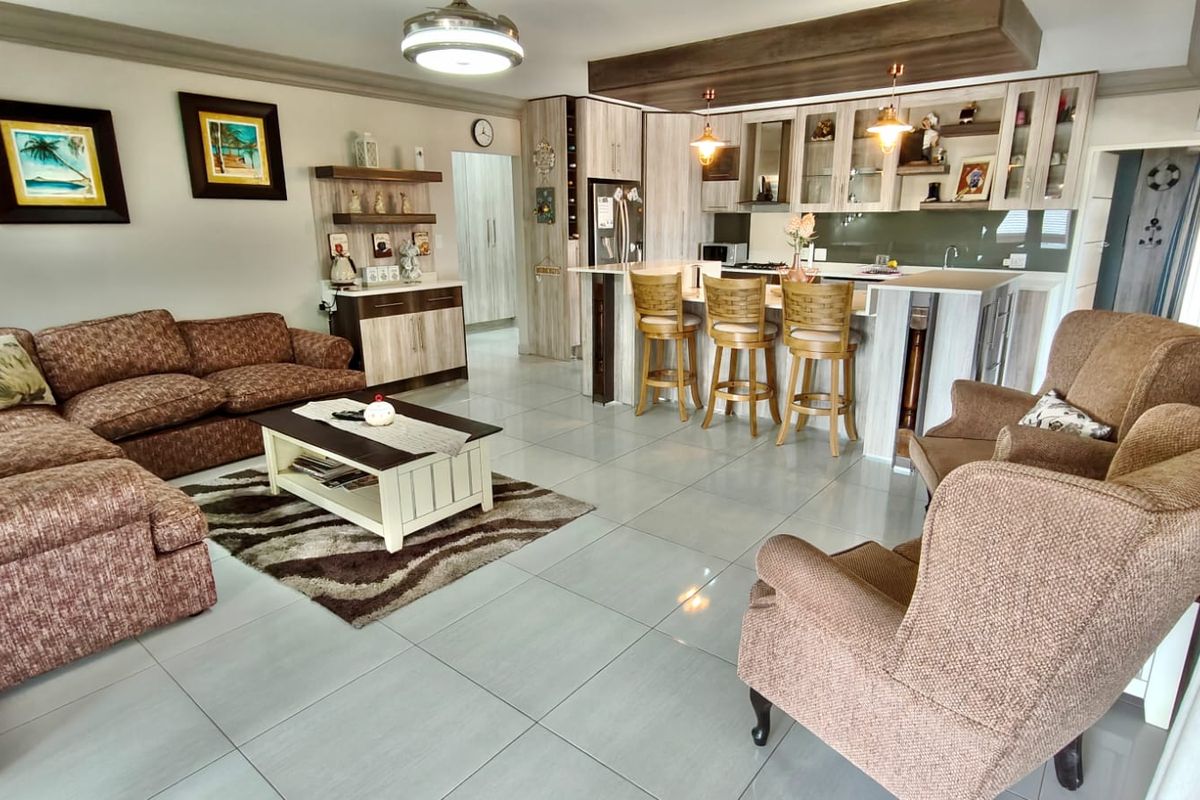 Elegant Waterfront Retreat with Luxury Living at the Vaal Dam - Photo 3