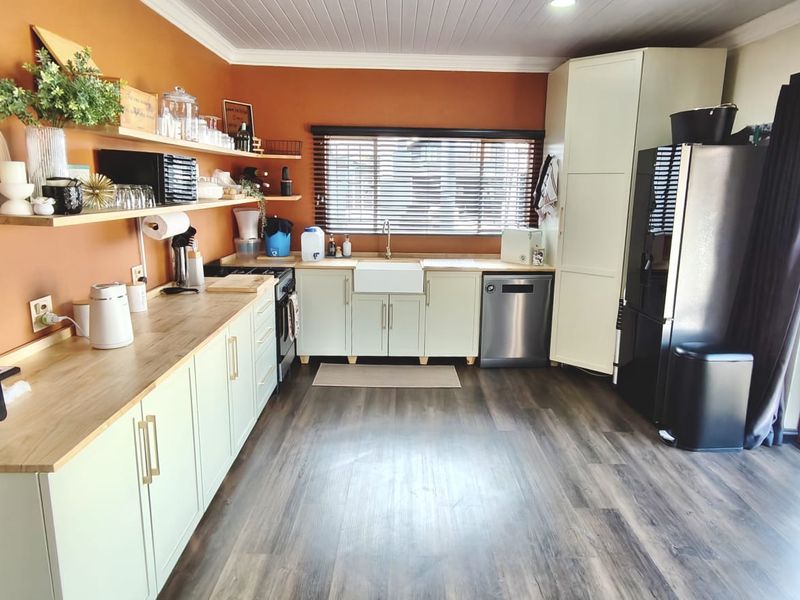 Stylish Turnkey Home in Secure Waterfront Estate - Photo 6