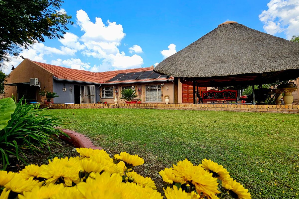 Spacious Family Home with Entertainment & Perfect Location in Secunda - Photo 2
