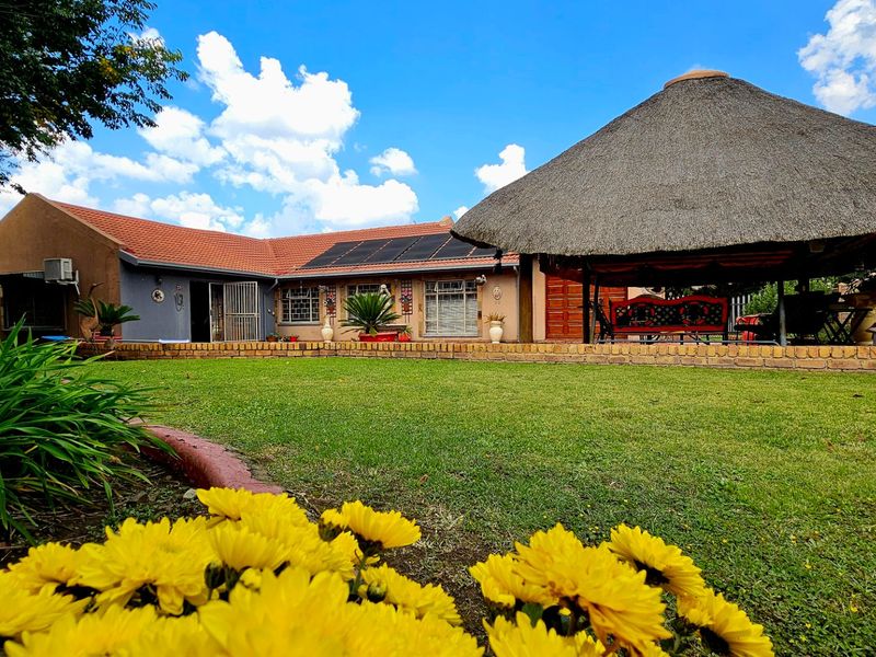 Spacious Family Home with Entertainment & Perfect Location in Secunda - Photo 2