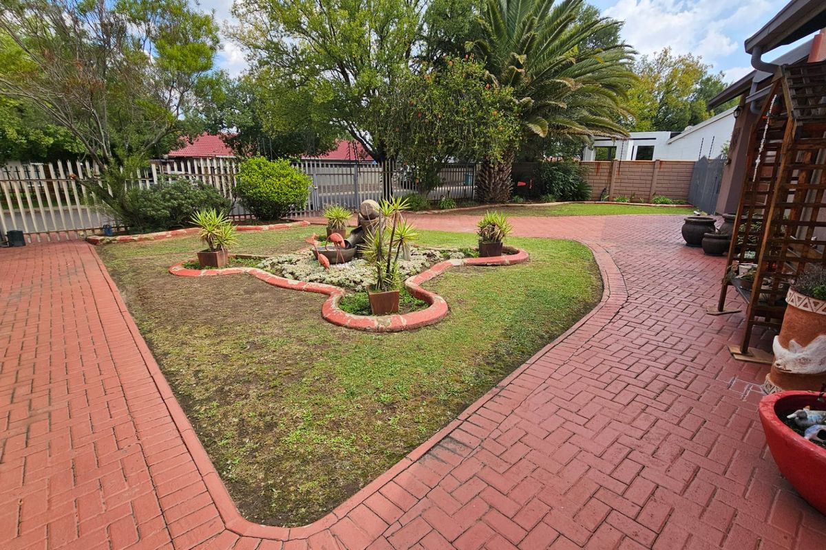Spacious Family Home with Entertainment & Perfect Location in Secunda - Photo 4