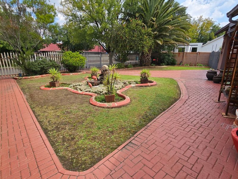 Spacious Family Home with Entertainment & Perfect Location in Secunda - Photo 4