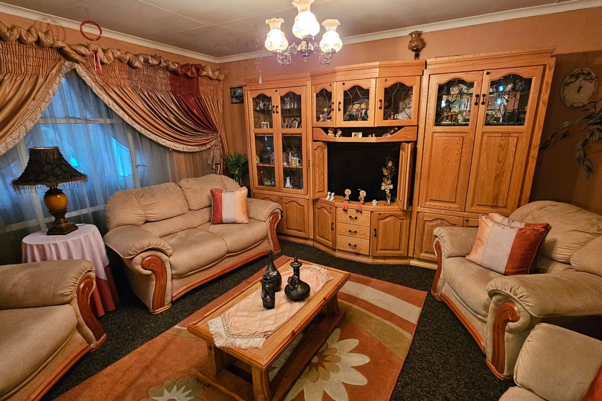 Spacious Family Home with Entertainment & Perfect Location in Secunda - Photo 5