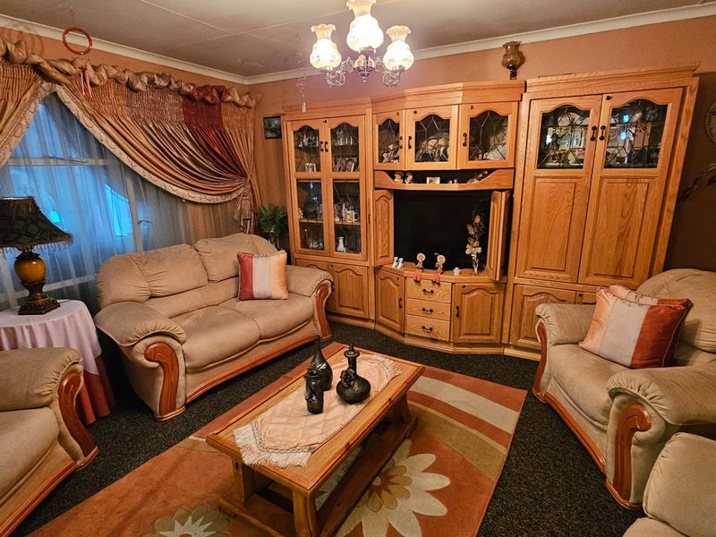 Spacious Family Home with Entertainment & Perfect Location in Secunda - Photo 5