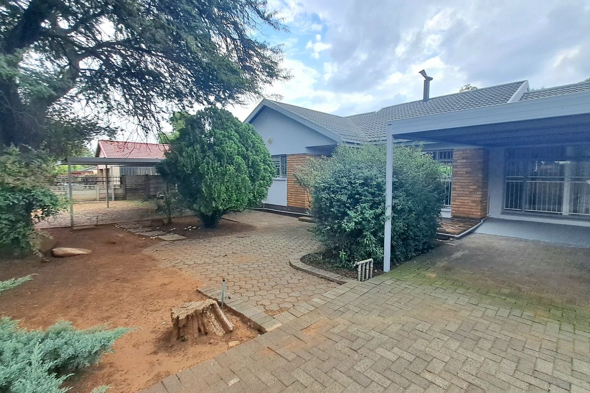 Perfect Family Home in Universitas Ridge - Photo 3