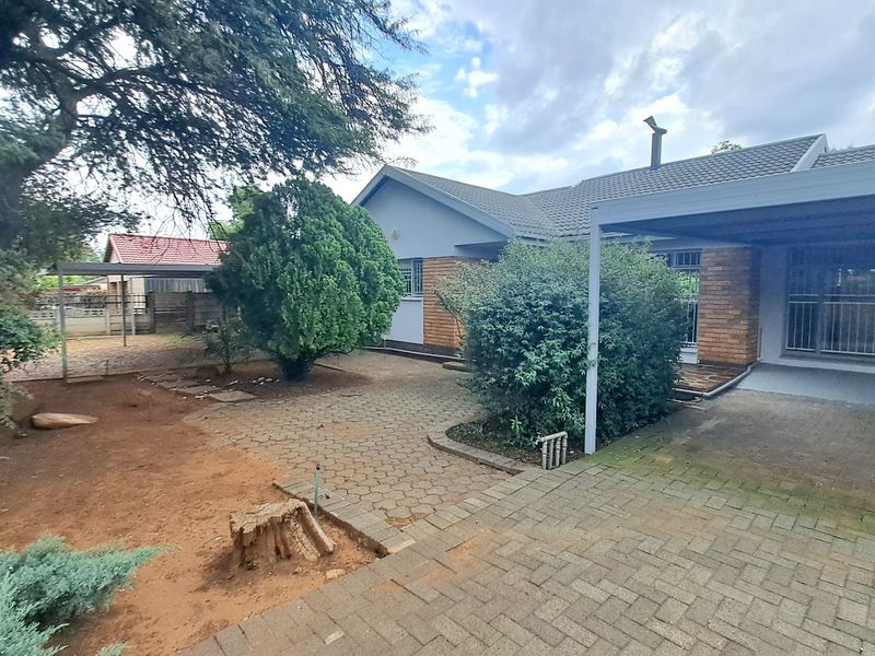 Perfect Family Home in Universitas Ridge - Photo 3