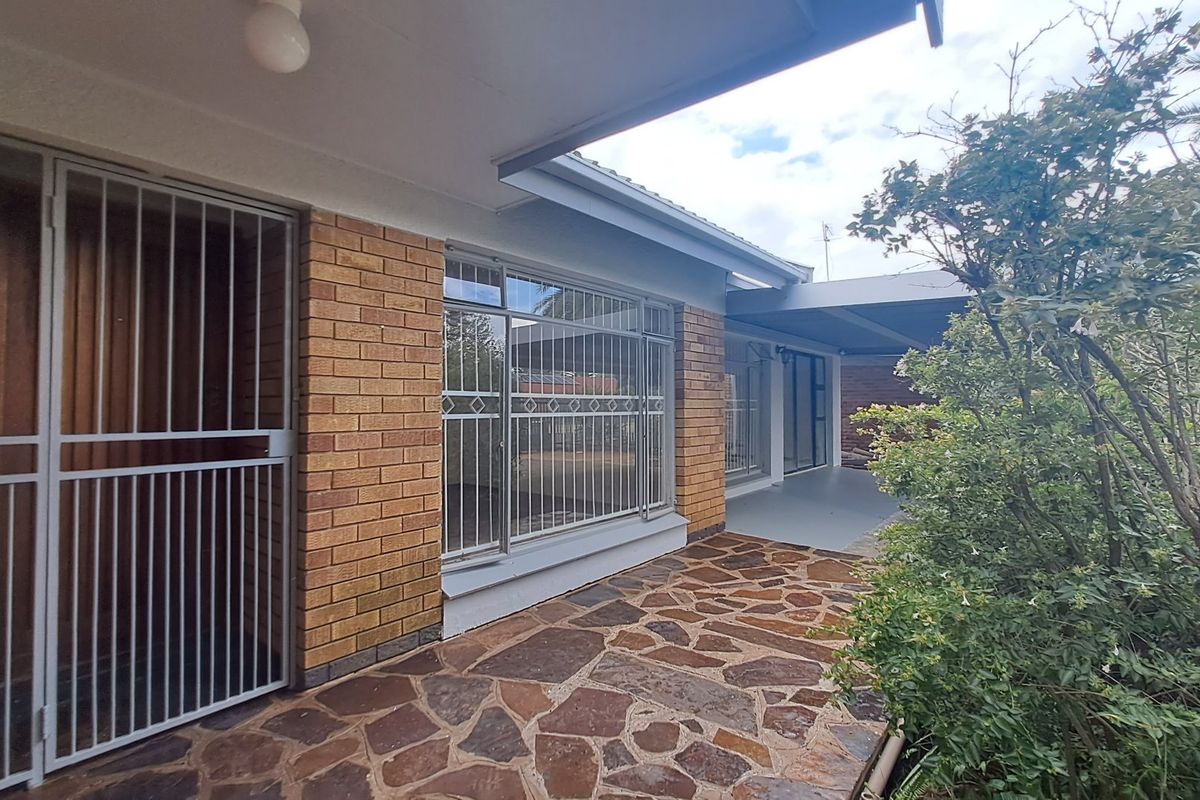 Perfect Family Home in Universitas Ridge - Photo 2