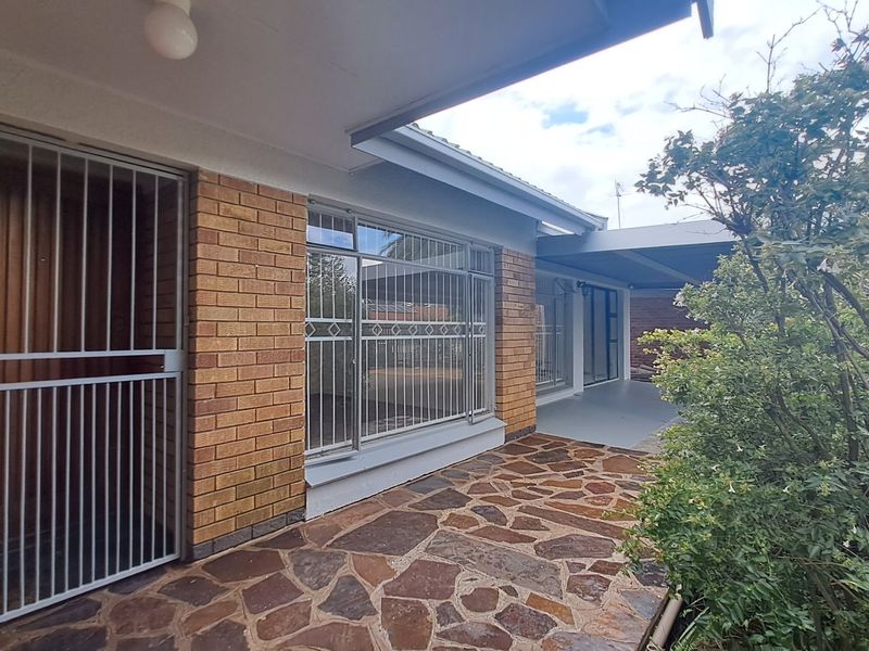 Perfect Family Home in Universitas Ridge - Photo 2