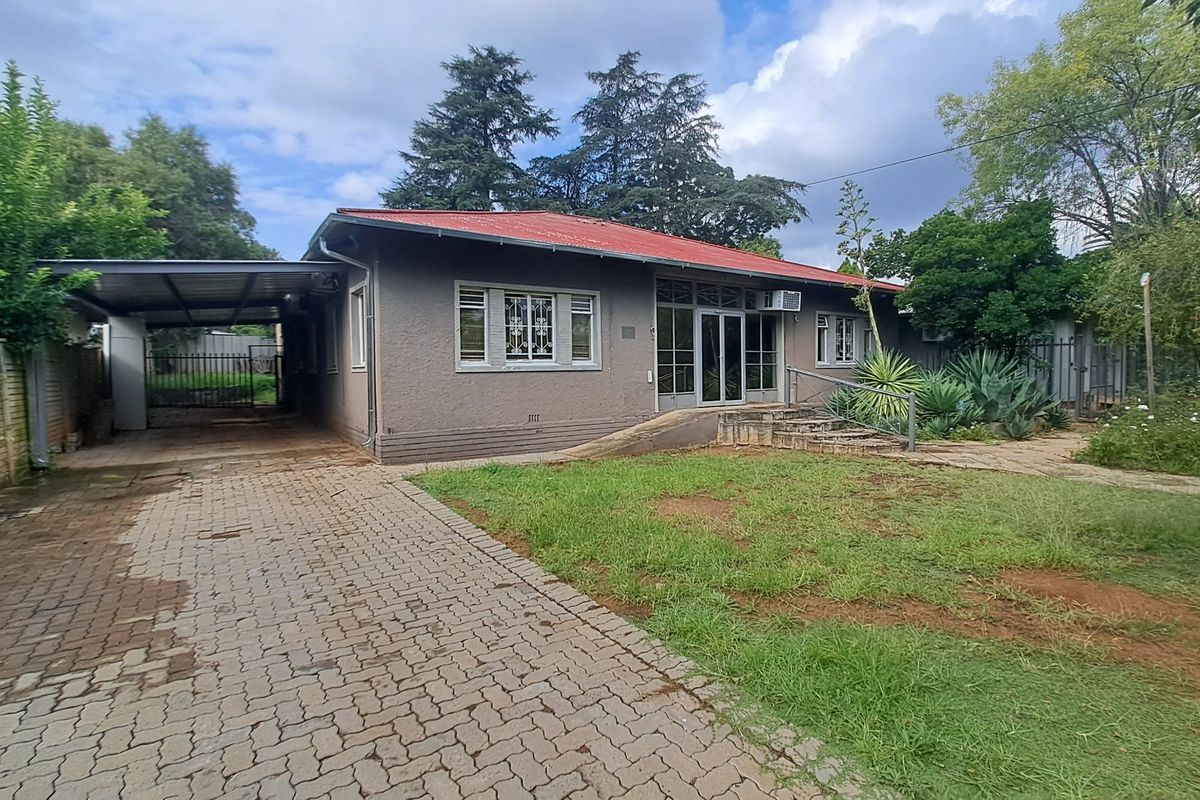 5 Bedroom Prime Property with 2bed flatlet in Westdene - Photo 4