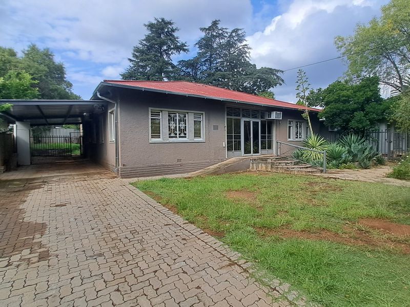 5 Bedroom Prime Property with 2bed flatlet in Westdene - Photo 4