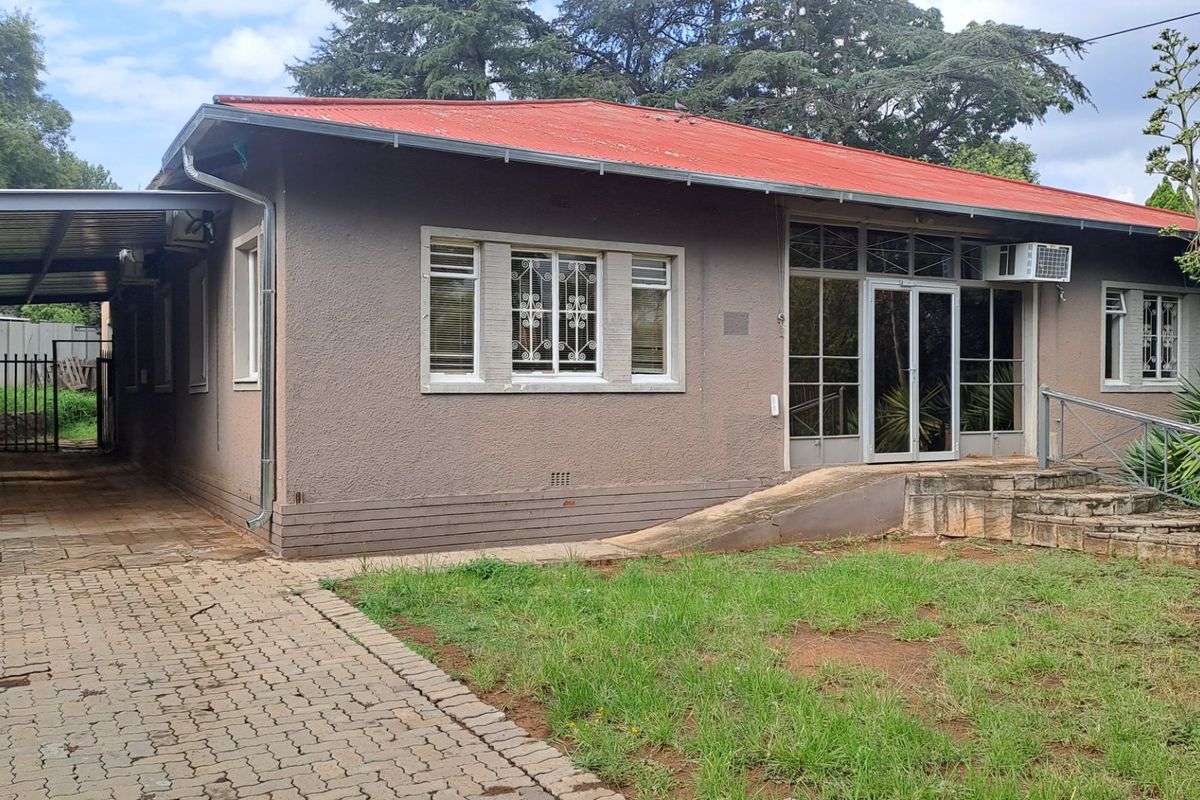 5 Bedroom Prime Property with 2bed flatlet in Westdene - Photo 2