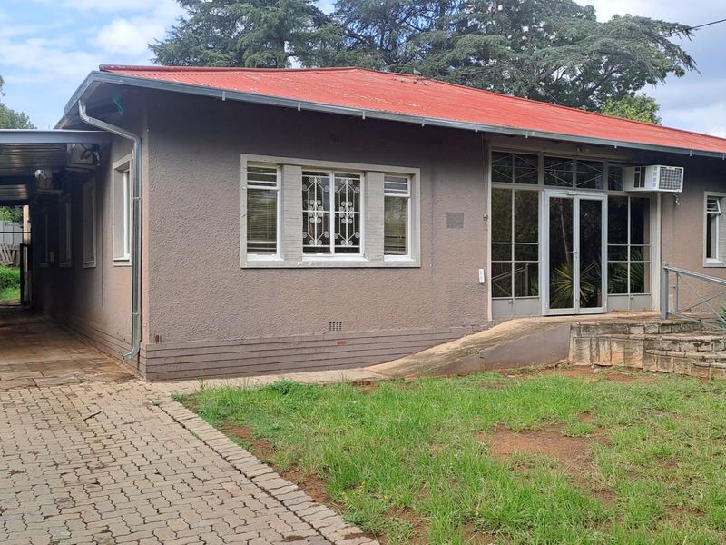 5 Bedroom Prime Property with 2bed flatlet in Westdene - Photo 2