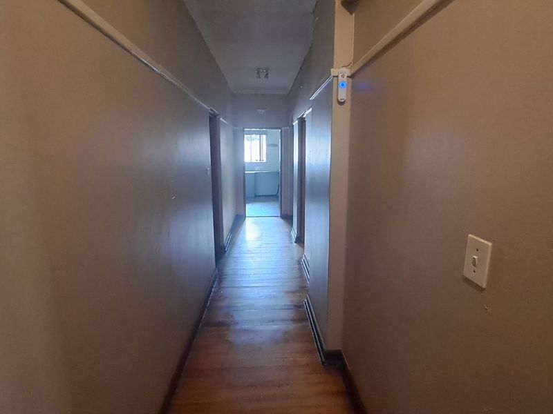 5 Bedroom Prime Property with 2bed flatlet in Westdene - Photo 9