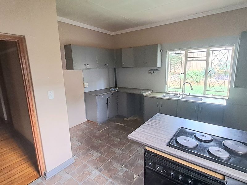 5 Bedroom Prime Property with 2bed flatlet in Westdene - Photo 7