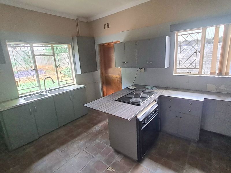 5 Bedroom Prime Property with 2bed flatlet in Westdene - Photo 6