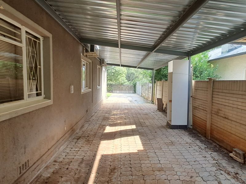 5 Bedroom Prime Property with 2bed flatlet in Westdene - Photo 5