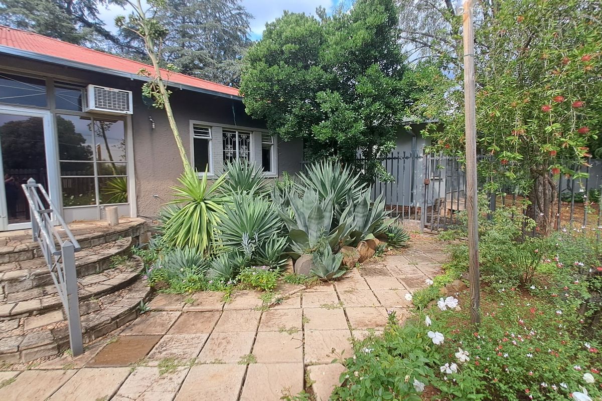 5 Bedroom Prime Property with 2bed flatlet in Westdene - Photo 3