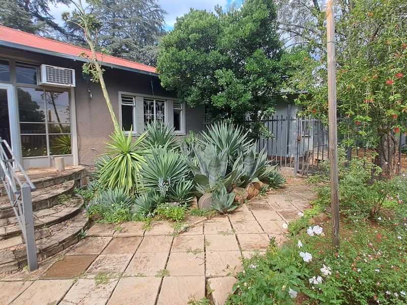 5 Bedroom Prime Property with 2bed flatlet in Westdene - Photo 3