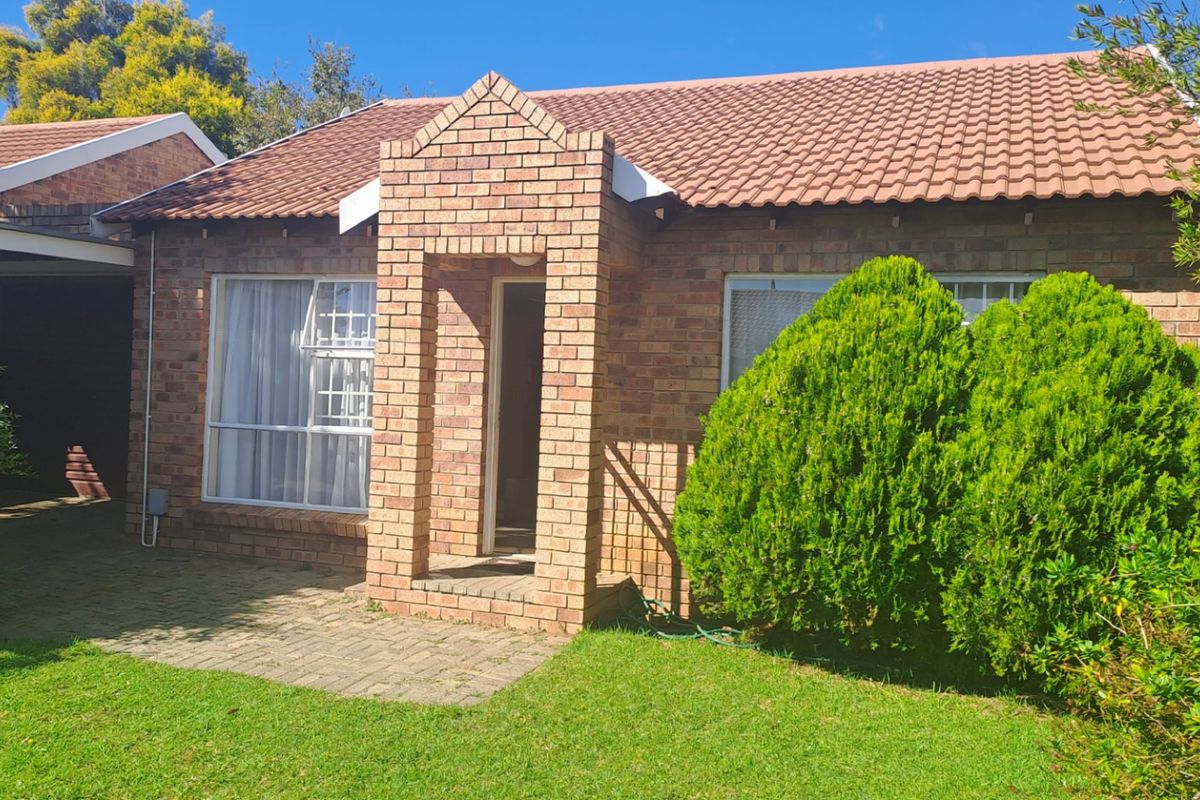 2 bedroom townhouse in popular suburb - Photo 2