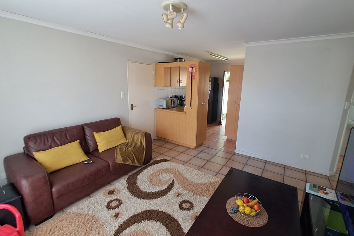 2 bedroom townhouse in popular suburb - Photo 4