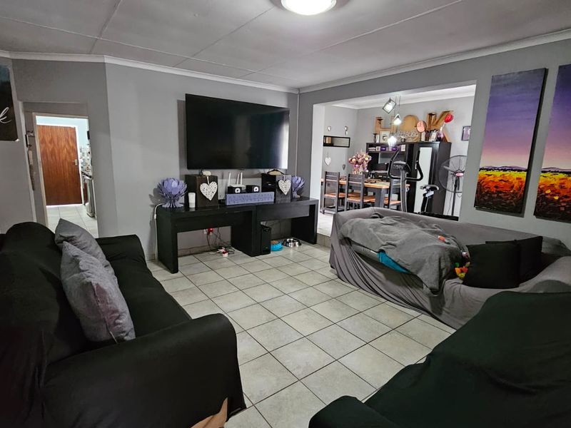 3 Bedroom Townhouse in Highveld - Photo 9