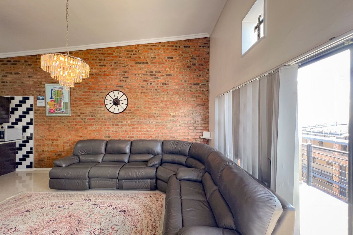 Spacious 3 Bedroom Penthouse in Solheim Germiston - Photo 4