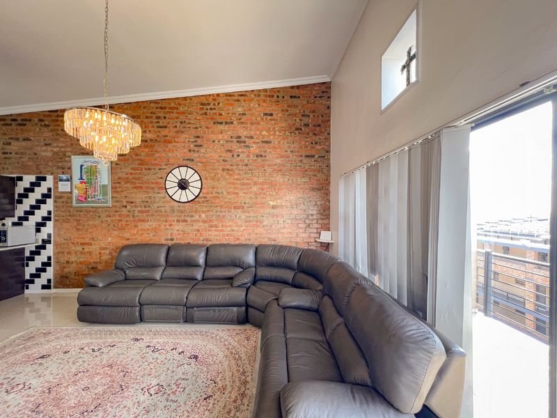 Spacious 3 Bedroom Penthouse in Solheim Germiston - Photo 4