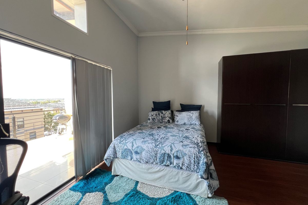 Spacious 3 Bedroom Penthouse in Solheim Germiston - Photo 2