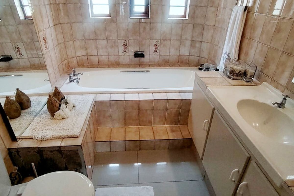 3 Bedroom House for Sale in Beacon Bay  - Photo 4