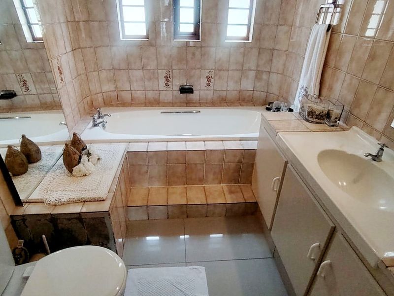 3 Bedroom House for Sale in Beacon Bay  - Photo 4