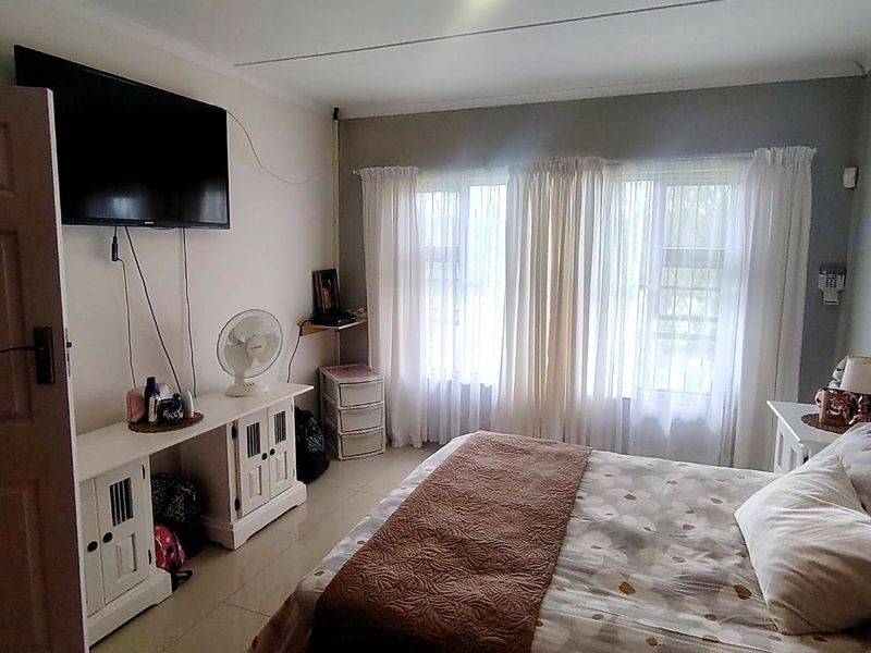 3 Bedroom House for Sale in Beacon Bay  - Photo 9