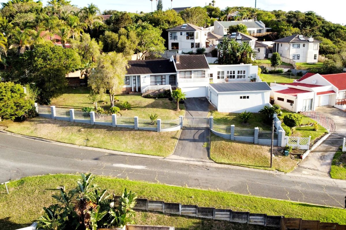 3 Bedroom House for Sale in Beacon Bay  - Photo 2