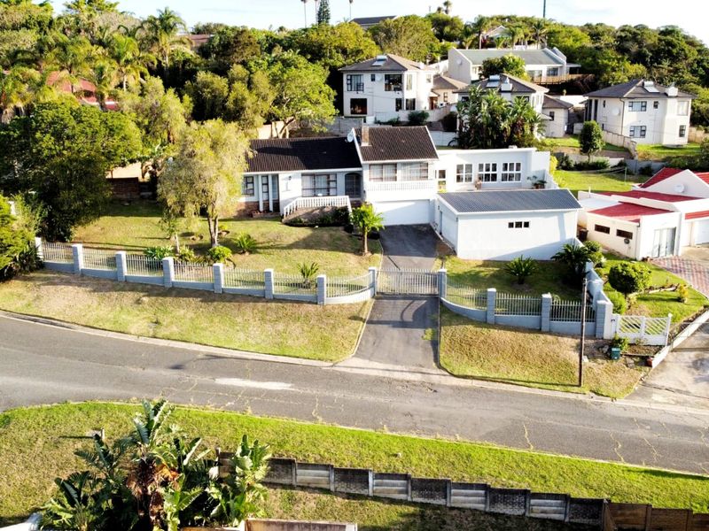 3 Bedroom House for Sale in Beacon Bay  - Photo 2