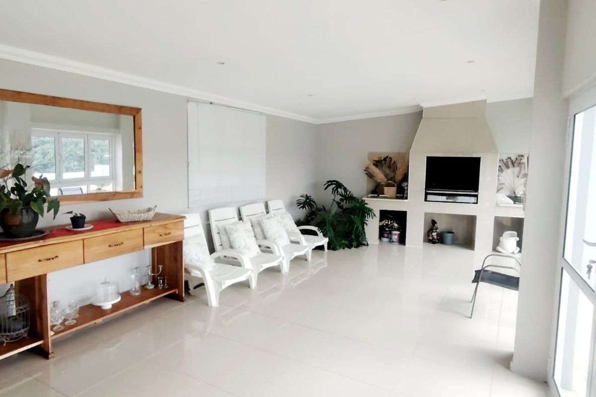 3 Bedroom House for Sale in Beacon Bay  - Photo 5