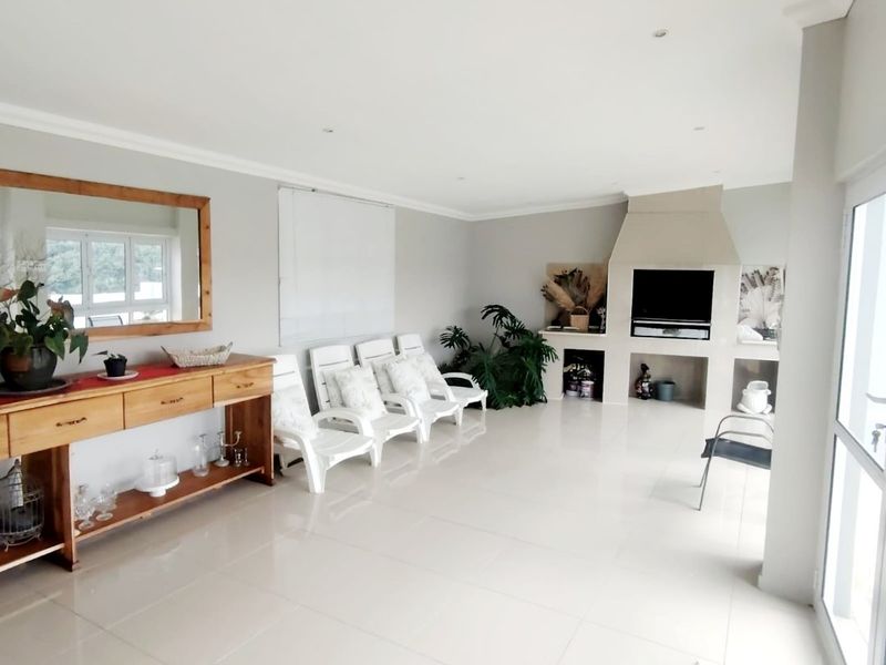 3 Bedroom House for Sale in Beacon Bay  - Photo 5