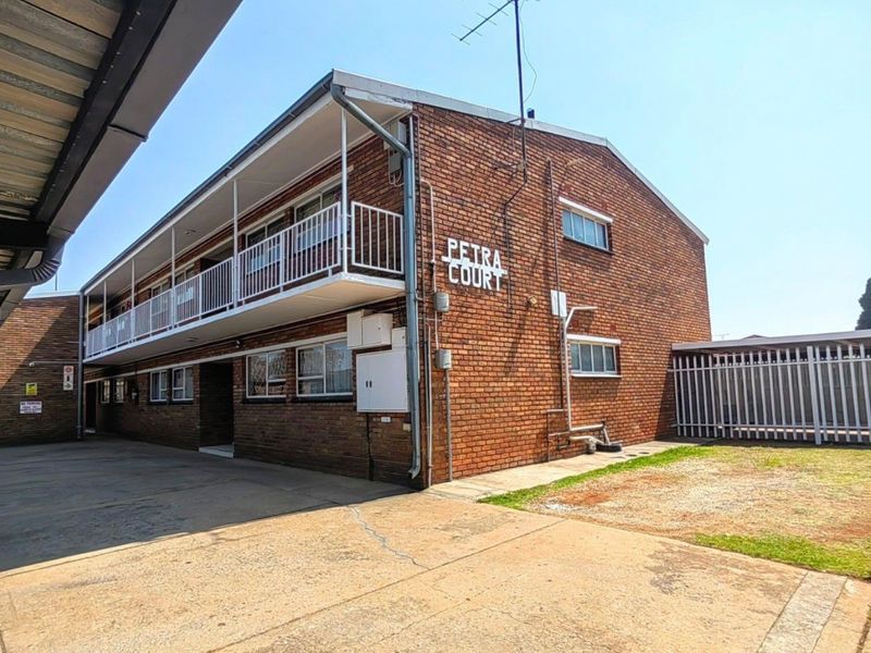 Ideally located 2 bedroom apartment - Photo 2