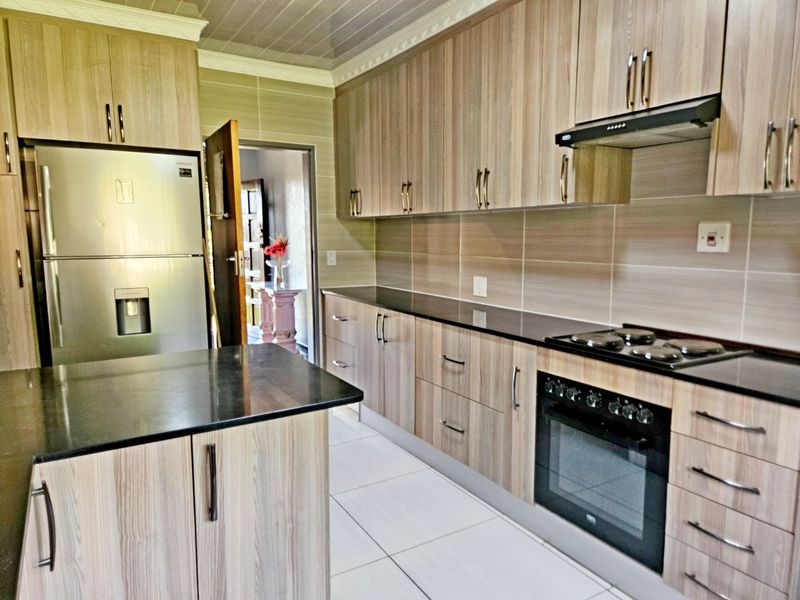 Stunning 4-Bedroom Family Home for Sale in Norkem Park - Photo 5