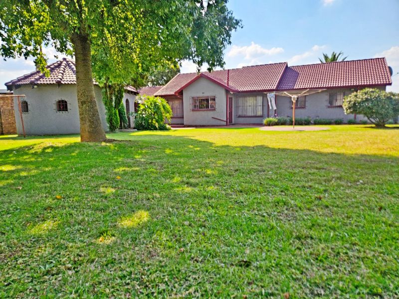 Stunning 4-Bedroom Family Home for Sale in Norkem Park - Photo 2