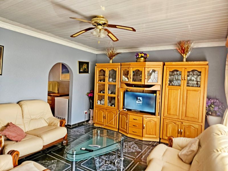 Stunning 4-Bedroom Family Home for Sale in Norkem Park - Photo 8