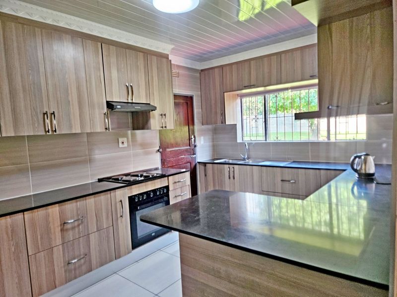 Stunning 4-Bedroom Family Home for Sale in Norkem Park - Photo 4