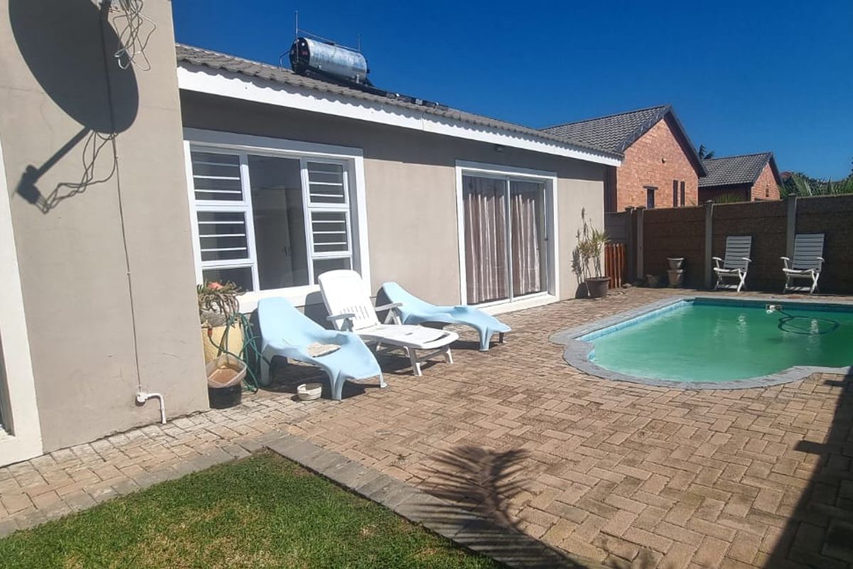 Spacious Ground Floor Apartment with Pool Access – to let in Central Jeffreys Bay - Photo 5