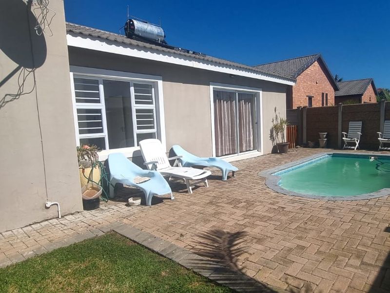 Spacious Ground Floor Apartment with Pool Access – to let in Central Jeffreys Bay - Photo 5