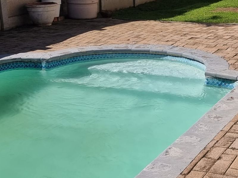 Spacious Ground Floor Apartment with Pool Access – to let in Central Jeffreys Bay - Photo 9