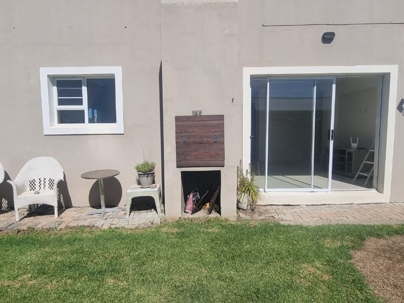 Spacious Ground Floor Apartment with Pool Access – to let in Central Jeffreys Bay - Photo 6