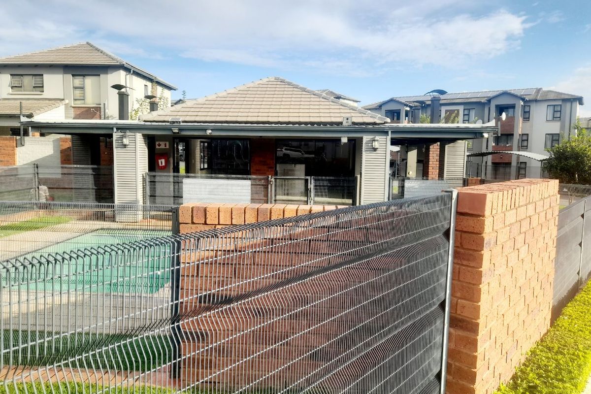 Modern 2-Bedroom Apartment with Dual En-Suites, Secure Estate Living - Photo 4