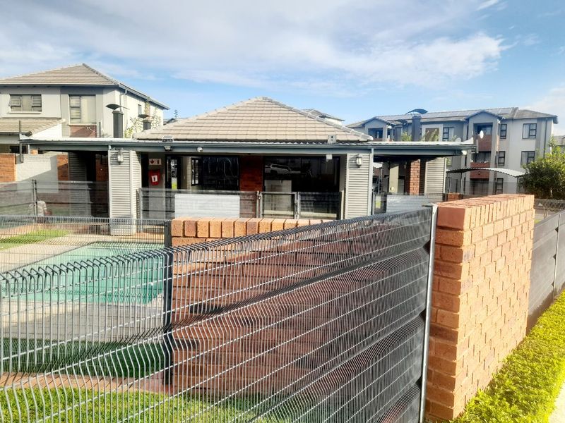 Modern 2-Bedroom Apartment with Dual En-Suites, Secure Estate Living - Photo 4